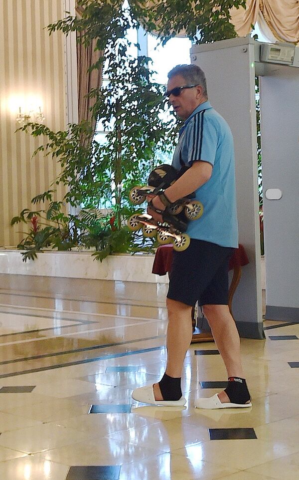 Президент Финляндии Сауле Ниинистё прокатился на роликах по Астане Президент Финляндии Сауле Ниинистё прокатился на роликах по Астане - Sputnik Казахстан