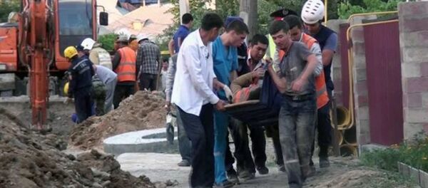 Шымкентте кәріз жүйесін салып жатқан жұмысшылар үйінді астында қалып қойған - Sputnik Қазақстан