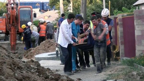 В Шымкенте грунтом завалило рабочих - Sputnik Казахстан