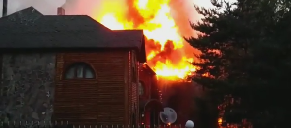 Бурабайда қонақ үй өртеніп жатыр Бурабайда қонақ үй өртеніп жатыр - Sputnik Қазақстан