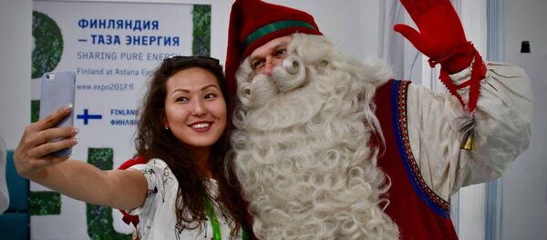 Финский Дед мороз Йолопукки вместе с посетителями ЭКСПО Финский Дед мороз Йолопукки вместе с посетителями ЭКСПО - Sputnik Казахстан