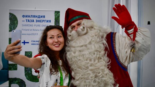 Финский Дед мороз Йолопукки вместе с посетителями ЭКСПО - Sputnik Казахстан