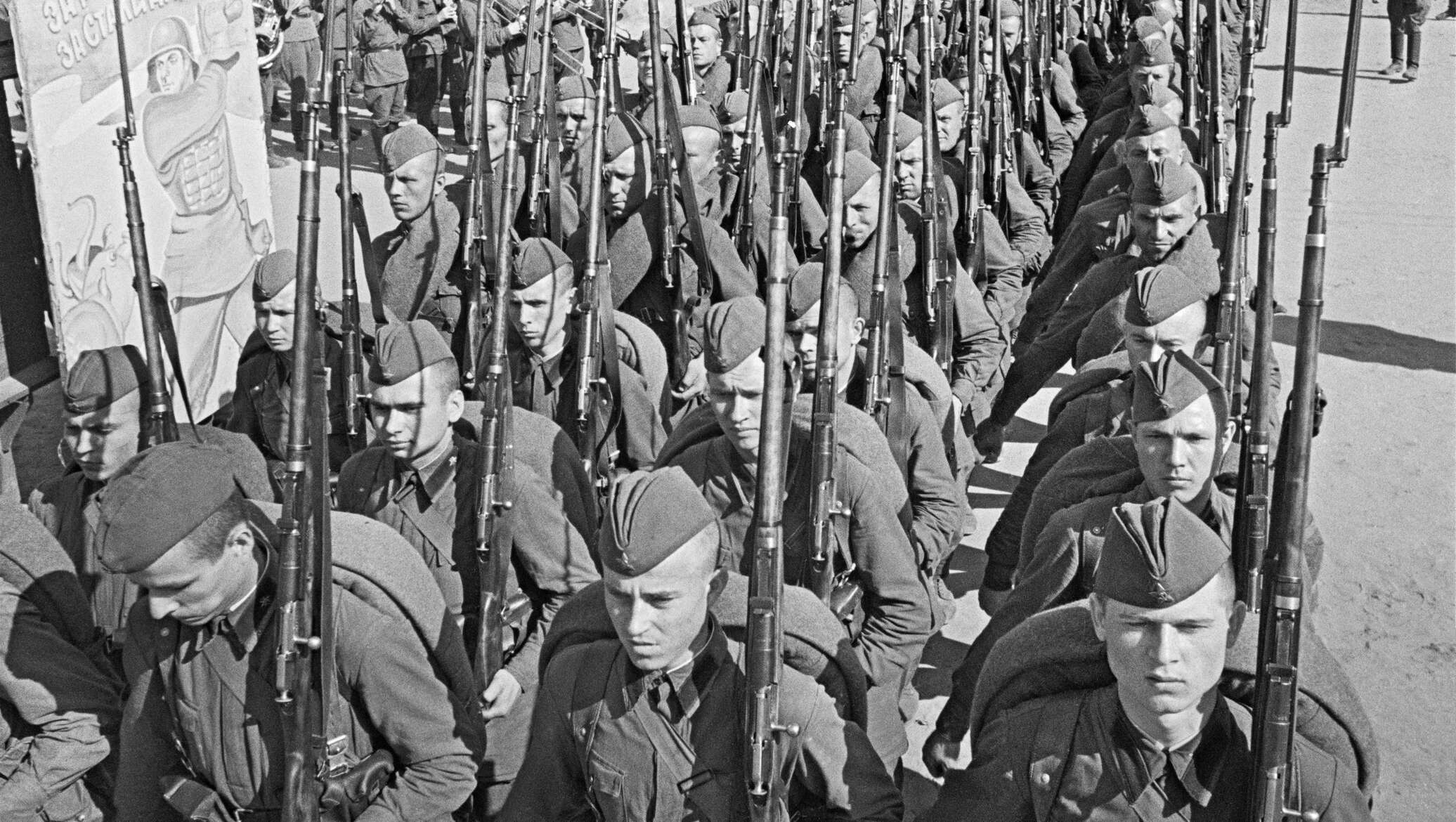 Сми на фронте. ВОВ 22 июня 1941. Начало войны 1941. Добровольцы июнь 1941 года. Советские солдаты 22 июня 1941.