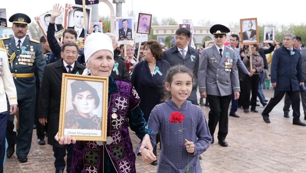 Шествие Бессмертный полк в Актобе, на фото родственница Алии Молдагуловой - Sputnik Казахстан
