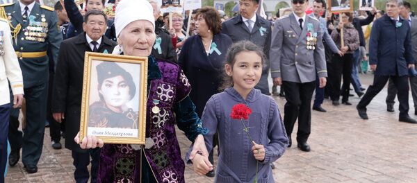 Шествие Бессмертный полк в Актобе, на фото родственница Алии Молдагуловой - Sputnik Казахстан