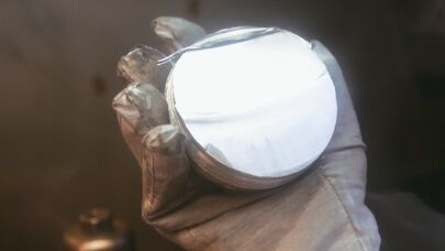 Обрезок слитка металлического лития, архивное фото