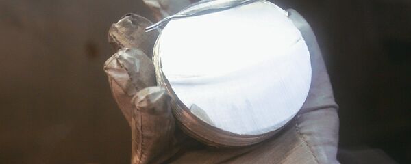 Обрезок слитка металлического лития, архивное фото Обрезок слитка металлического лития, архивное фото - Sputnik Казахстан