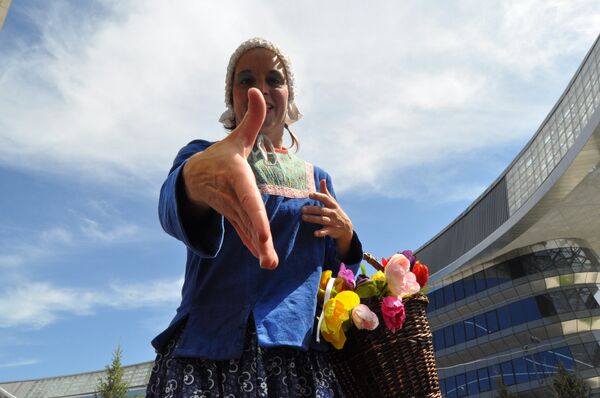 Аниматоры в павильоне Голландии на ЭКСПО - Sputnik Казахстан