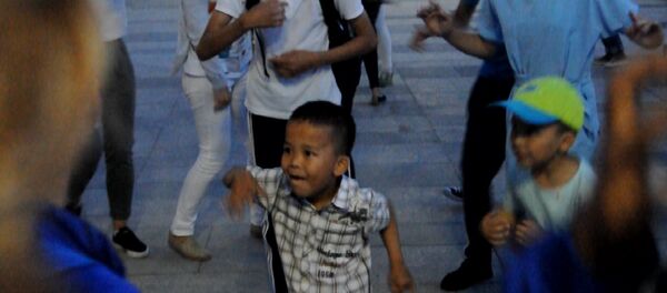 Посетители пустились в пляс на ЭКСПО Посетители пустились в пляс на ЭКСПО - Sputnik Казахстан