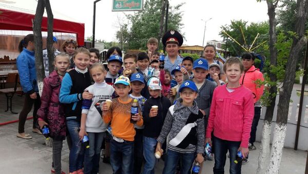 Карагандинский полицейский потратил отпускные на праздник детям-сиротам - Sputnik Казахстан