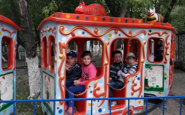 Карагандинский полицейский потратил отпускные на праздник детям-сиротам - Sputnik Казахстан