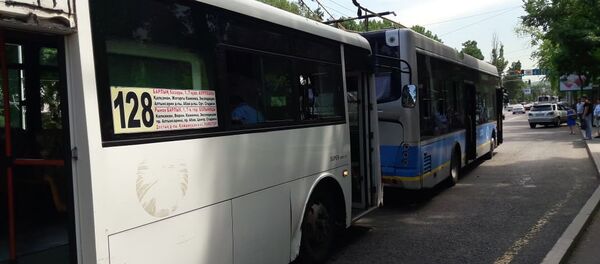 Автобус врезался в троллейбус в Алматы - Sputnik Казахстан