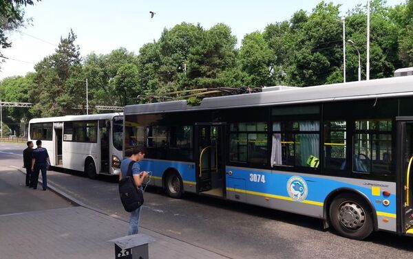 Автобус врезался в троллейбус в Алматы - Sputnik Казахстан