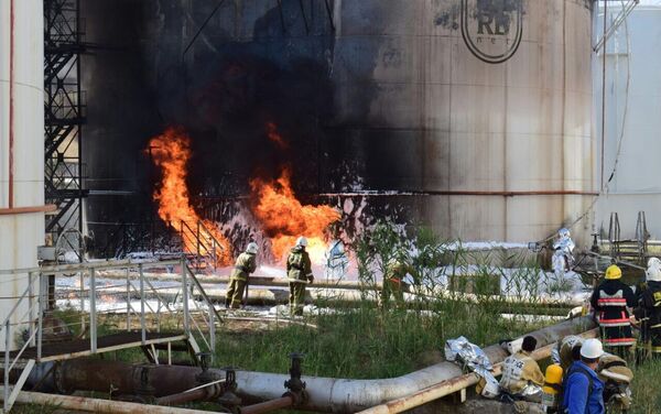 Нефтебаза АО Шымкент мұнайөнімдері в Шымкенте после возгорания резервуара с бензином - Sputnik Казахстан