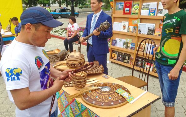Изделия  из дерева, кожи, костей, керамики на ярмарке - Sputnik Казахстан