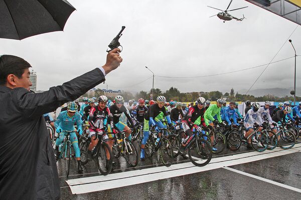 Бауыржан Байбек дал старт международной велогонке Тур Алматы-2016 - Sputnik Казахстан