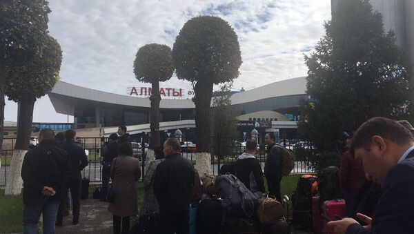 Пассажиры возвращаются в аэропорт - Sputnik Казахстан