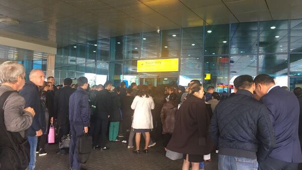 Пассажиры возвращаются в аэропорт - Sputnik Казахстан