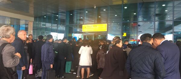 Пассажиры возвращаются в аэропорт Пассажиры возвращаются в аэропорт - Sputnik Казахстан