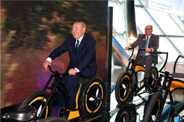 Нурсултан Назарбаев и Альбер II на велосипедах - Sputnik Казахстан