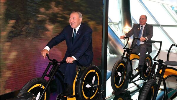 Нурсултан Назарбаев и Альбер II на велосипедах - Sputnik Казахстан