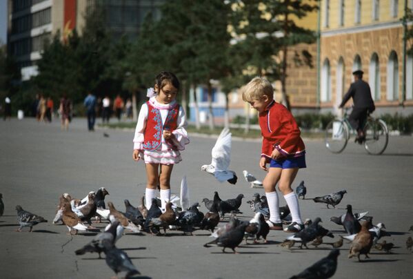 Дети кормят голубей - Sputnik Казахстан