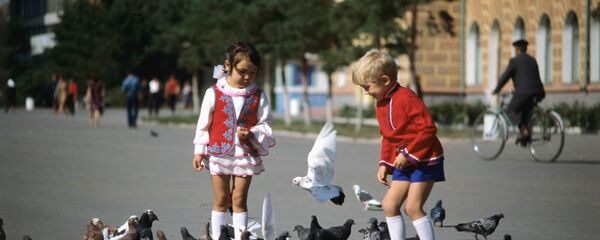 Дети кормят голубей - Sputnik Казахстан