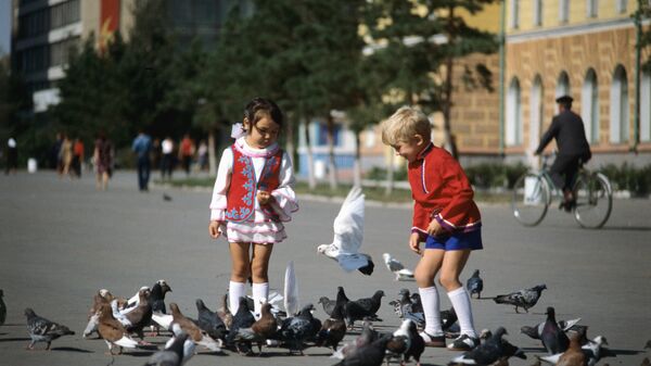 Дети кормят голубей - Sputnik Казахстан
