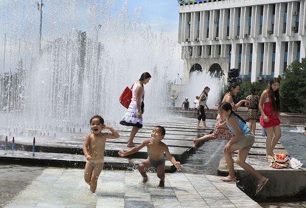 Горожане в жаркую погоду, архивное фото - Sputnik Казахстан