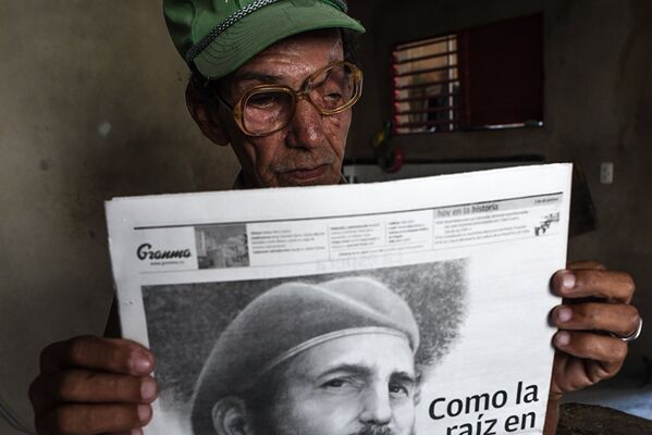 Житель района Сантьяго де Куба читает сообщение о смерти Фиделя Кастро - Sputnik Казахстан