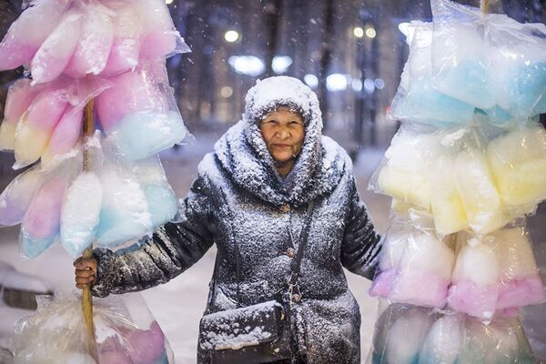 Продавщица сладкой ваты во время метели в Бишкеке - Sputnik Казахстан