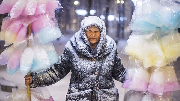 Продавщица сладкой ваты во время метели в городе Бишкек - Sputnik Казахстан