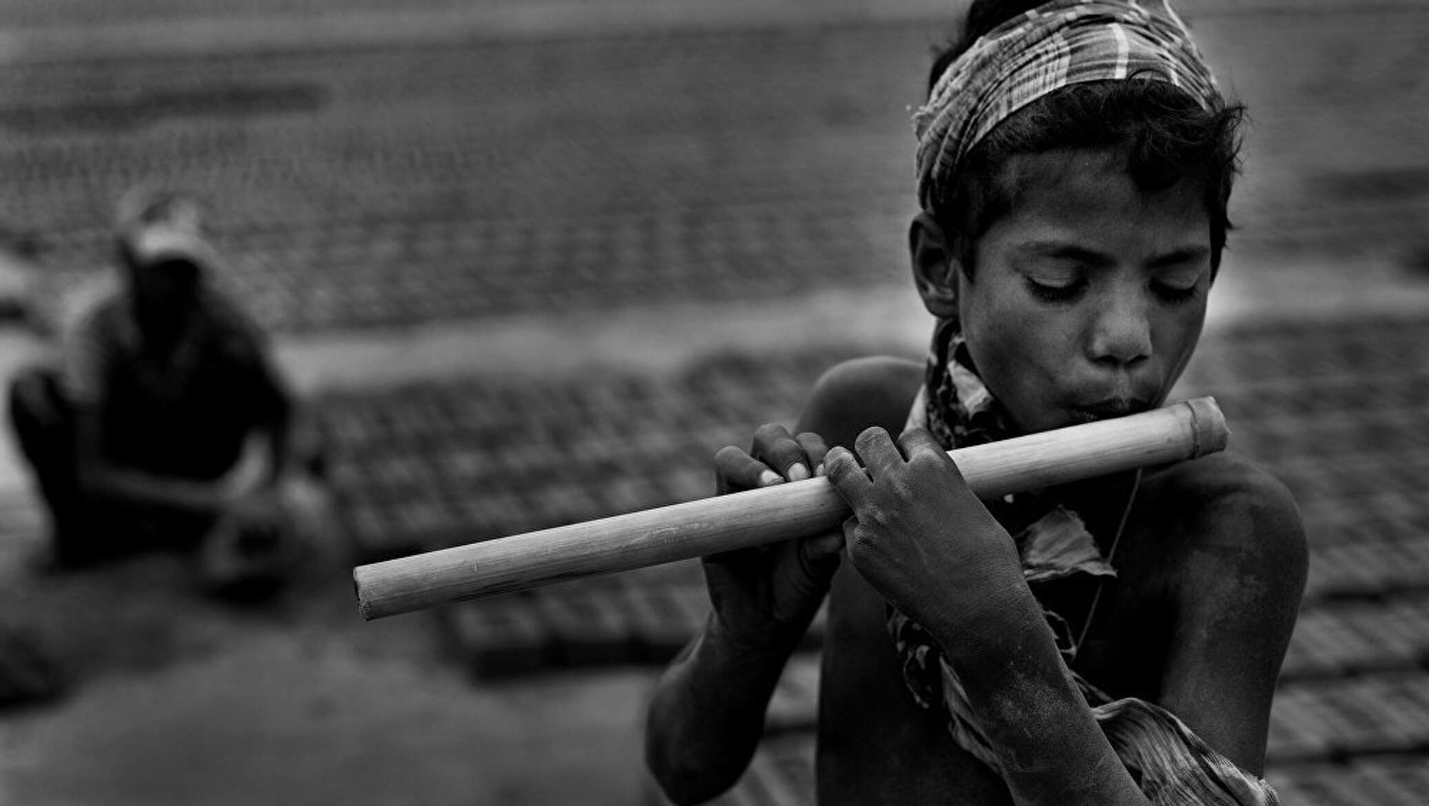 Playing flute. Флейта для детей. Пронзительные фотографии. Играет на флейте.