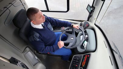 Водитель в кабине общественного транспорта