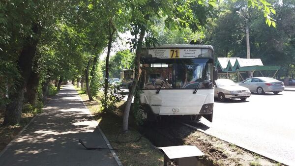 Авария с участием автобуса на проспекте Суюнбая - Sputnik Казахстан
