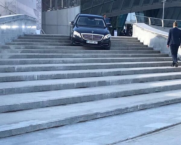 ЭКСПО аумағында жүргізуші баспалдаққа тұрақтады ЭКСПО аумағында жүргізуші баспалдаққа тұрақтады - Sputnik Қазақстан