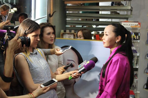 Баян Максаткызы на презентации своей книги - Sputnik Казахстан