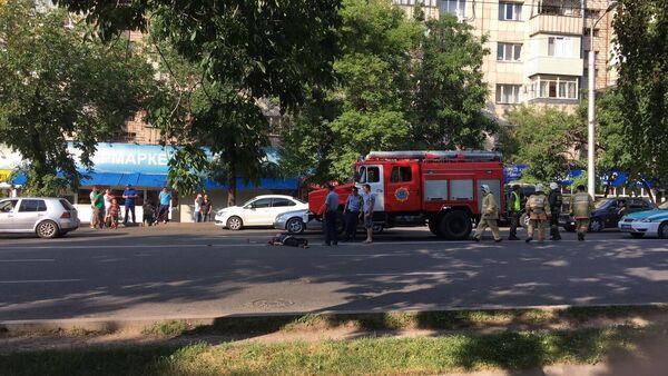 Пожарная машина зацепила пешехода в Алматы - Sputnik Казахстан