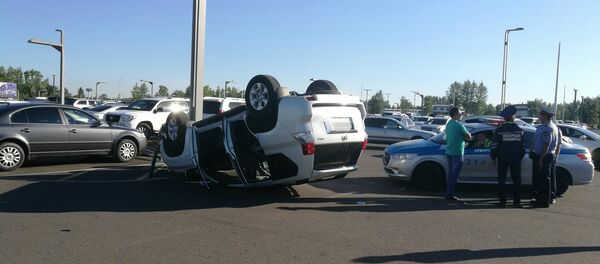 Астанадағы әуежай тұрағында Prado көлігі аударылып түсті - Sputnik Қазақстан