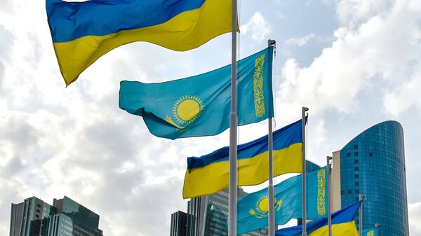 Государственные флаги Украины и Казахстана в Астане, архивное фото  - Sputnik Қазақстан