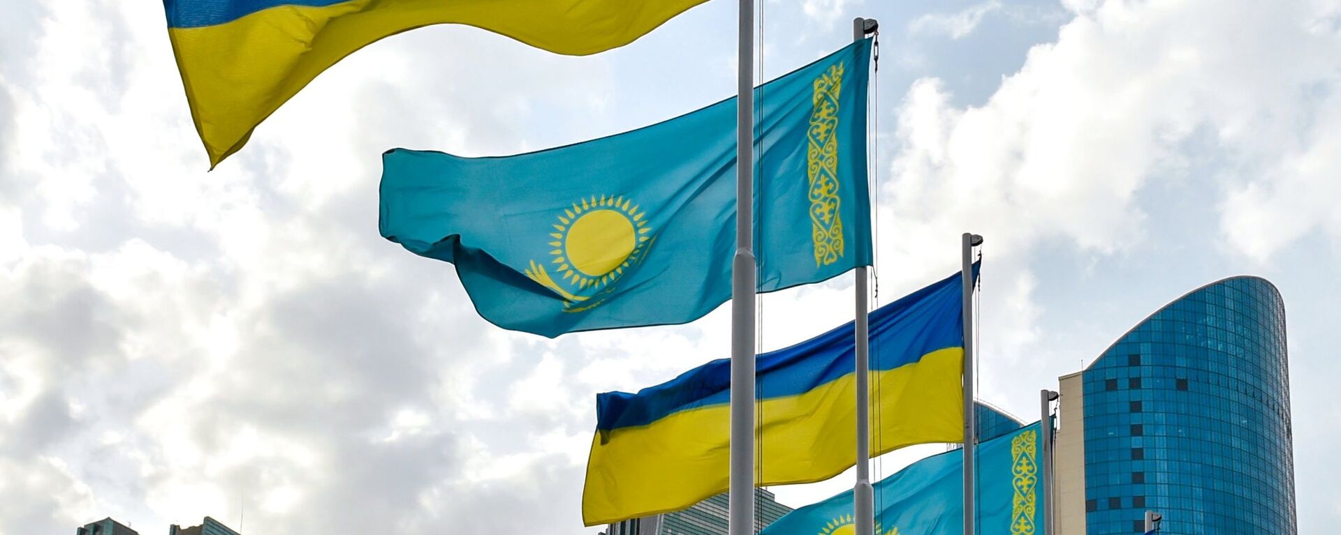Государственные флаги Украины и Казахстана в Астане, архивное фото  - Sputnik Казахстан, 1920, 04.12.2022