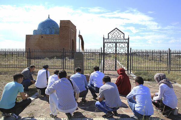 Паломники считают это место сакральным Паломники считают это место сакральным - Sputnik Казахстан