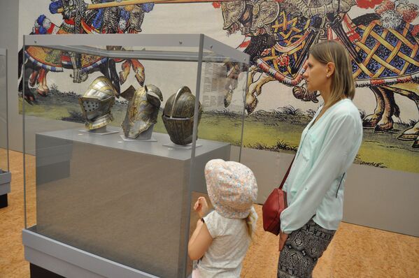 Посетители выставки старинного оружия из фондов Эрмитажа - Sputnik Казахстан