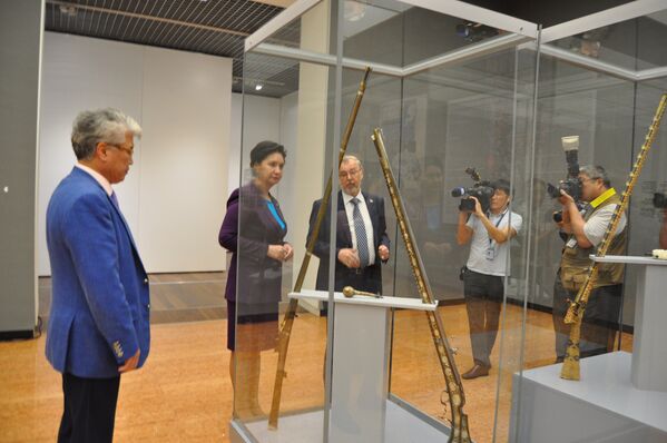 Посетители выставки старинного оружия из фондов Эрмитажа - Sputnik Казахстан