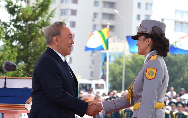Нурсултан Назарбаев во время церемонии поднятия Государственного флага - Sputnik Казахстан
