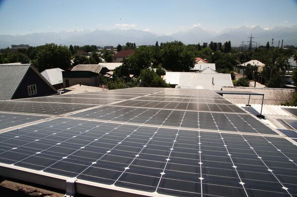 Солнечные батареи на крыше частного дома Солнечные батареи на крыше частного дома - Sputnik Казахстан