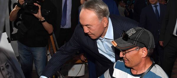 Нурсултан Назарбаев рисует Нурсултан Назарбаев рисует - Sputnik Казахстан