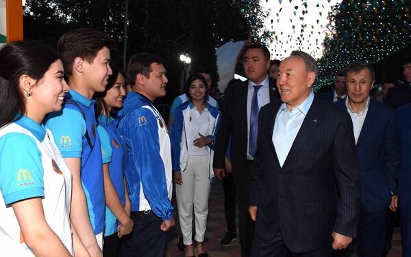 Нурсултан Назарбаев с сотрудниками McDonald's - Sputnik Казахстан