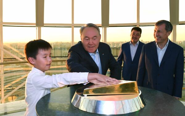 Нурсултан Назарбаев в Байтереке - Sputnik Казахстан