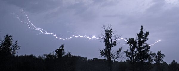 Архивное фото молнии во время грозы - Sputnik Казахстан